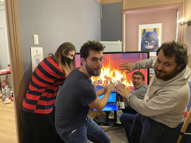 Les collaborateurs de Wanadev devant la fausse cheminée du wananoel
