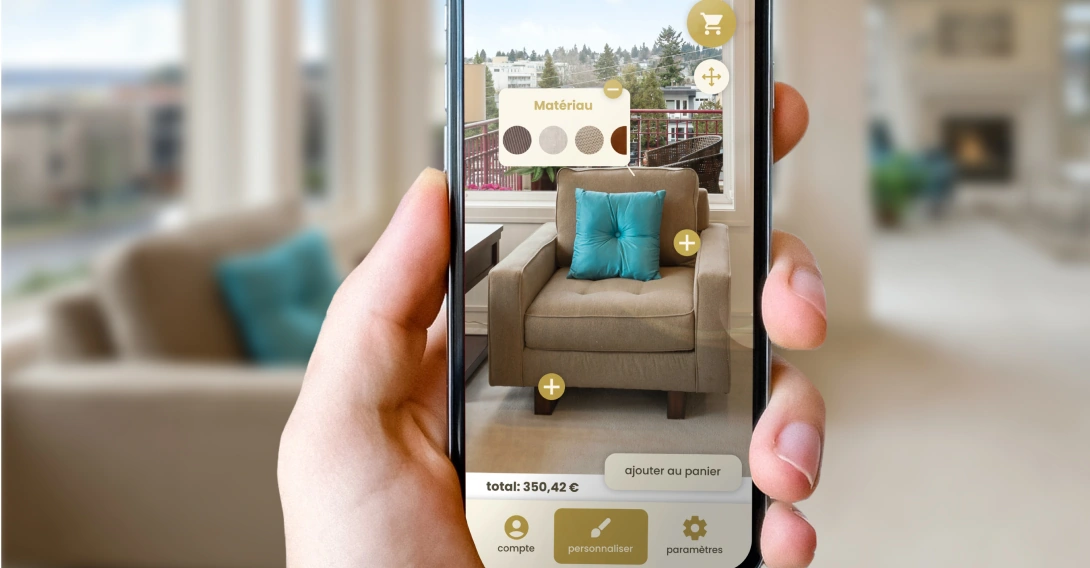 Personne utilisant un smartphone avec de la realité augmenté avec un configurateur de meubles
