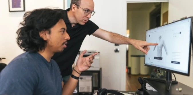 Collegues travaillant sur un configurateur de vêtement