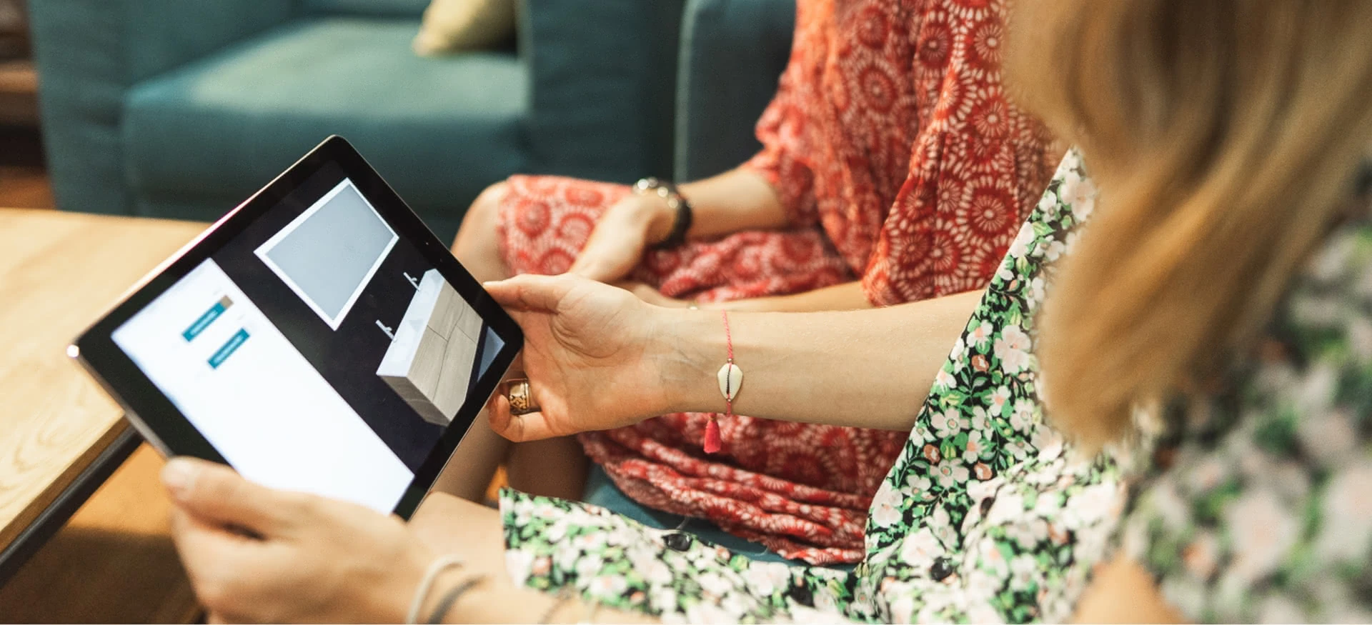 Couverture de page qui représente un configurateur d'espaces sur tablette