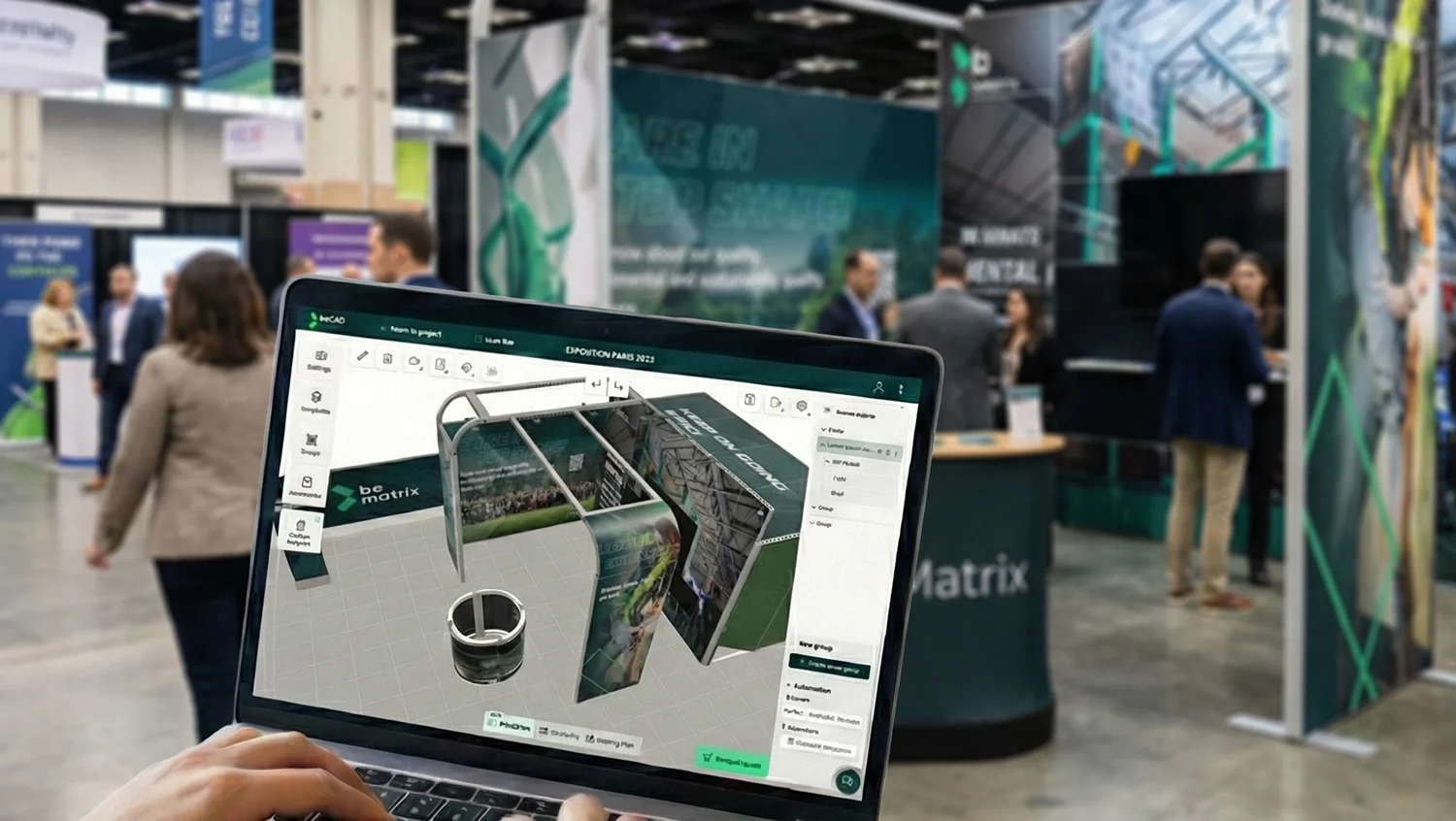 Configurateur de stands d'exposition en 3D utilisé sur un ordinateur portable, devant un stand beMatrix sur un salon