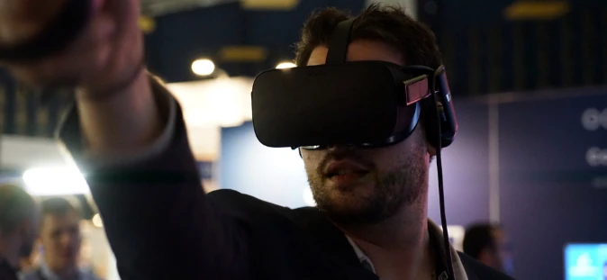 Personne utilisant un casque de réalité virtuelle