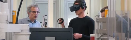 Personne utilisant un casque de réalité virtuelle