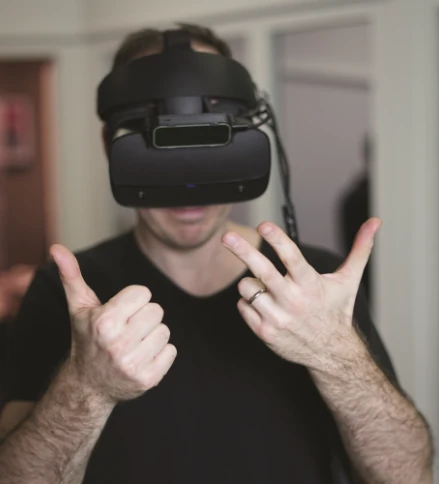 Personne utilisant un casque de réalité virtuelle
