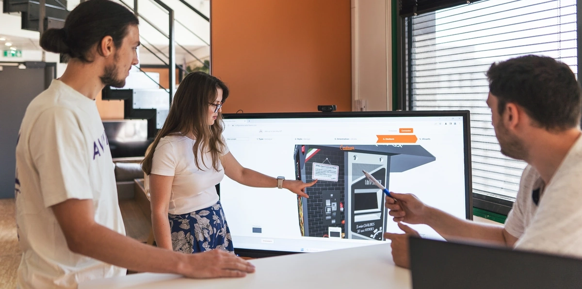Image d'une equipe de wanadevDigital collaborer sur une projet de configurateur