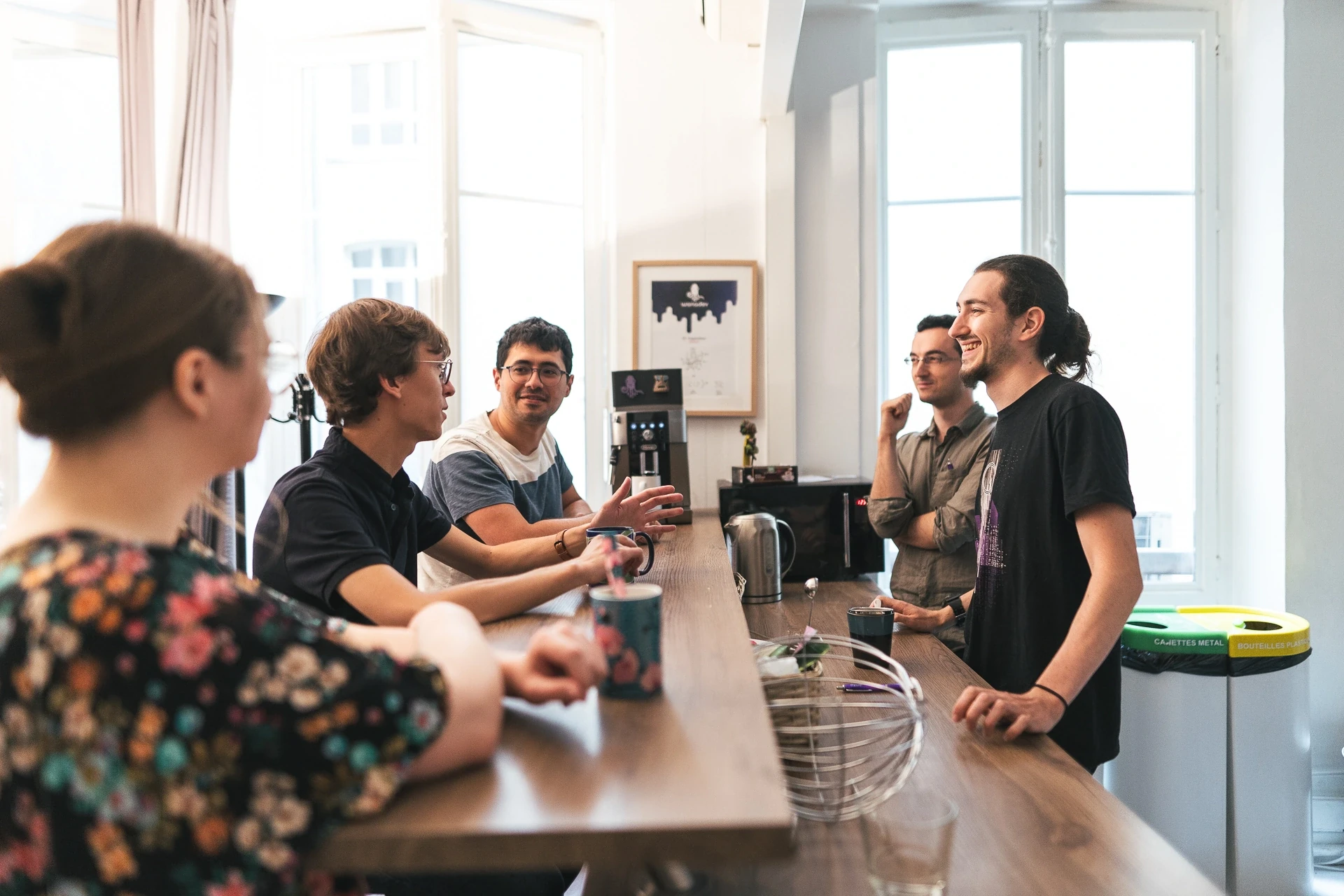 Membres de l'équipe Wanadev prenant un café