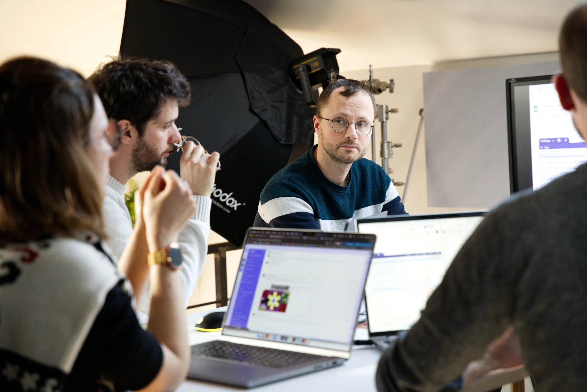 Equipe travaillant sur un projet numérique