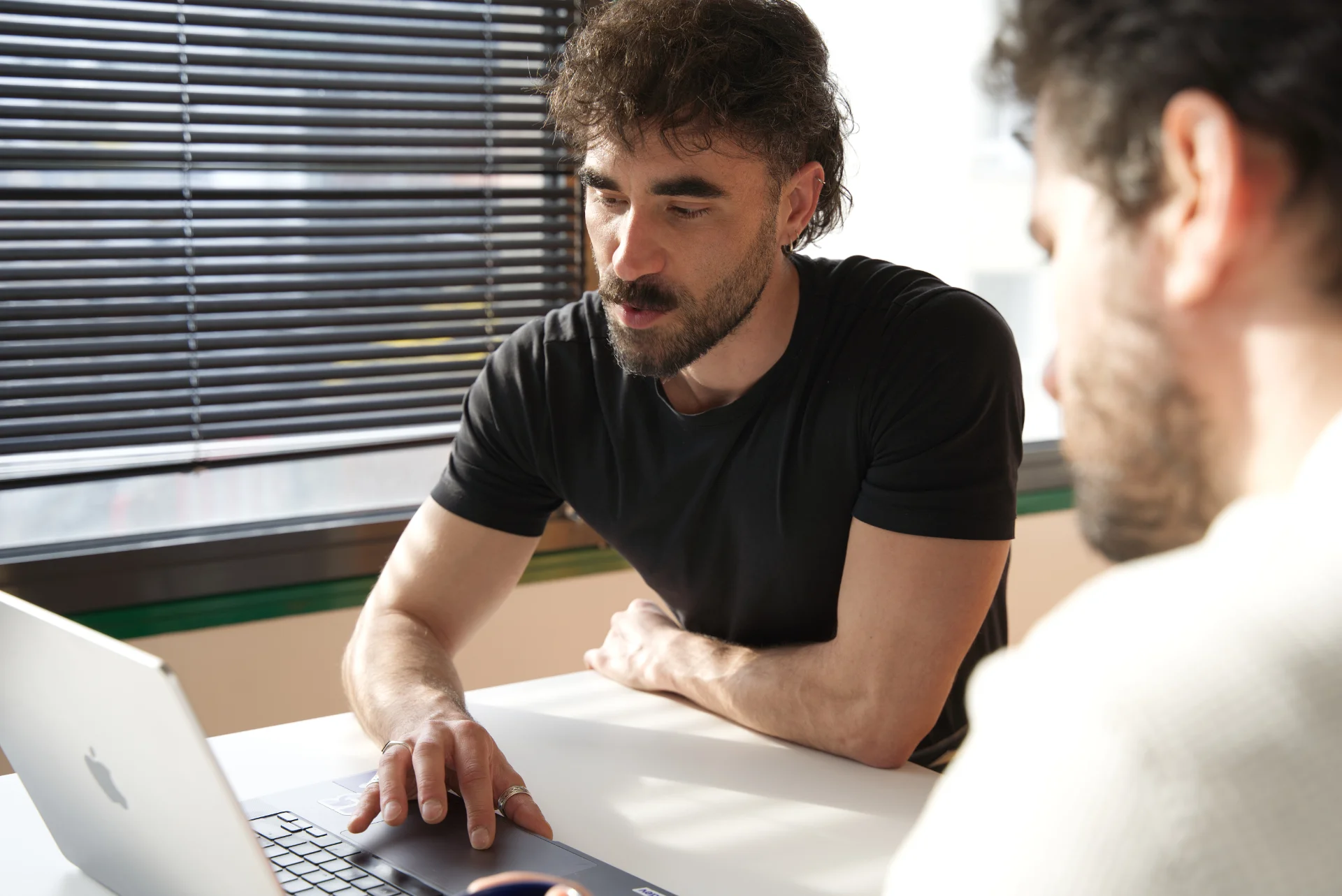 Développeur travaillant sur une application