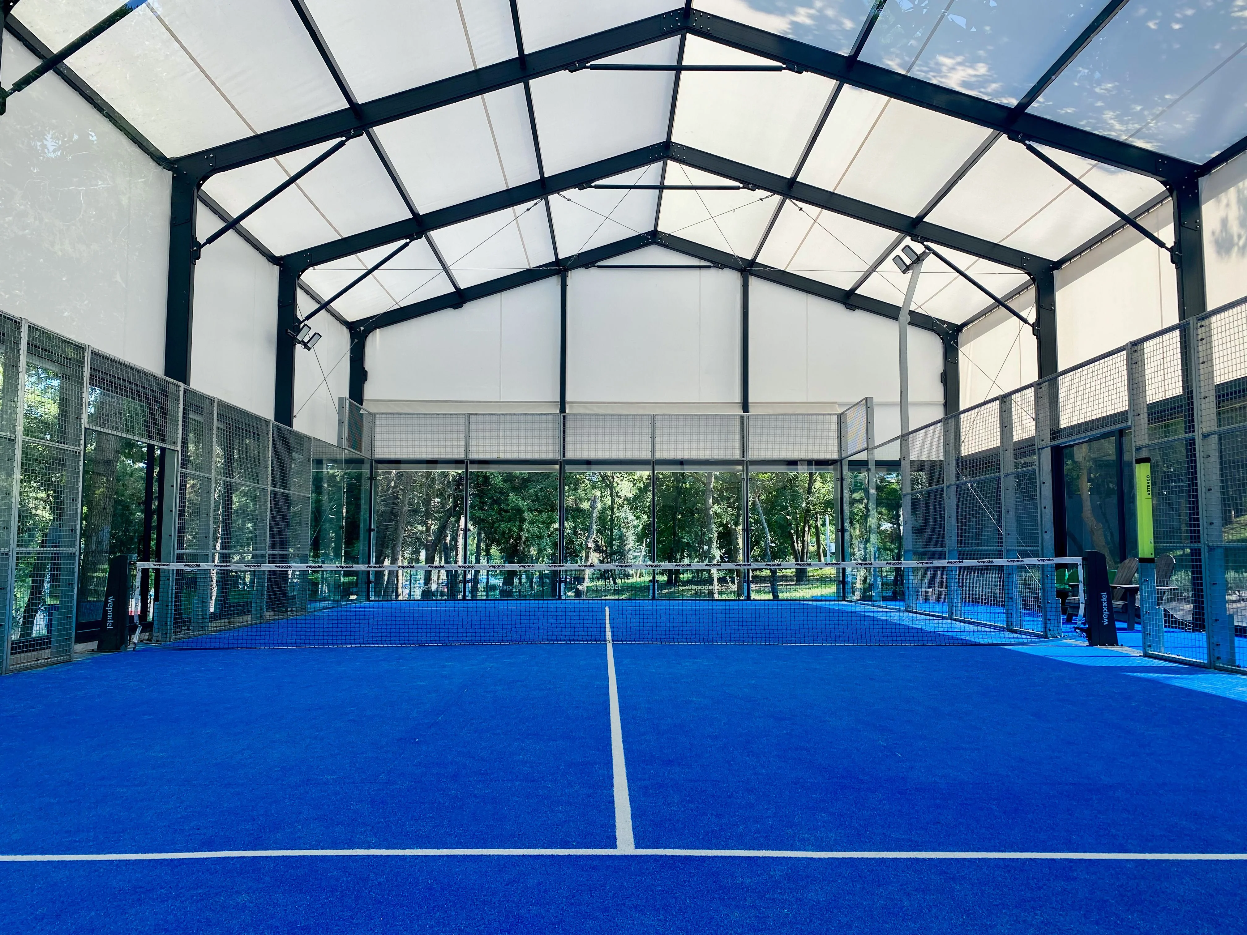 Terrain de padel en intérieur