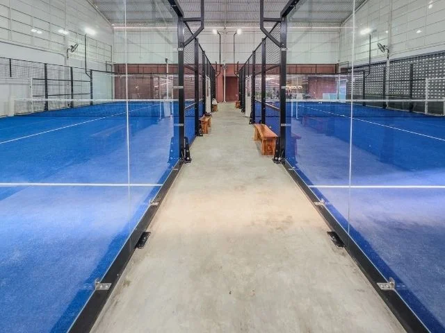 Raquette et balle de padel sur le terrain