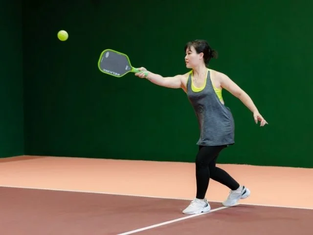 Raquette et balle de pickleball