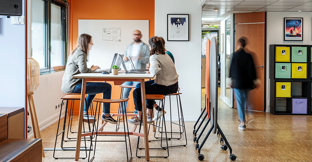 Image d'une equipe de wanadevDigital collaborer sur une projet de configurateur