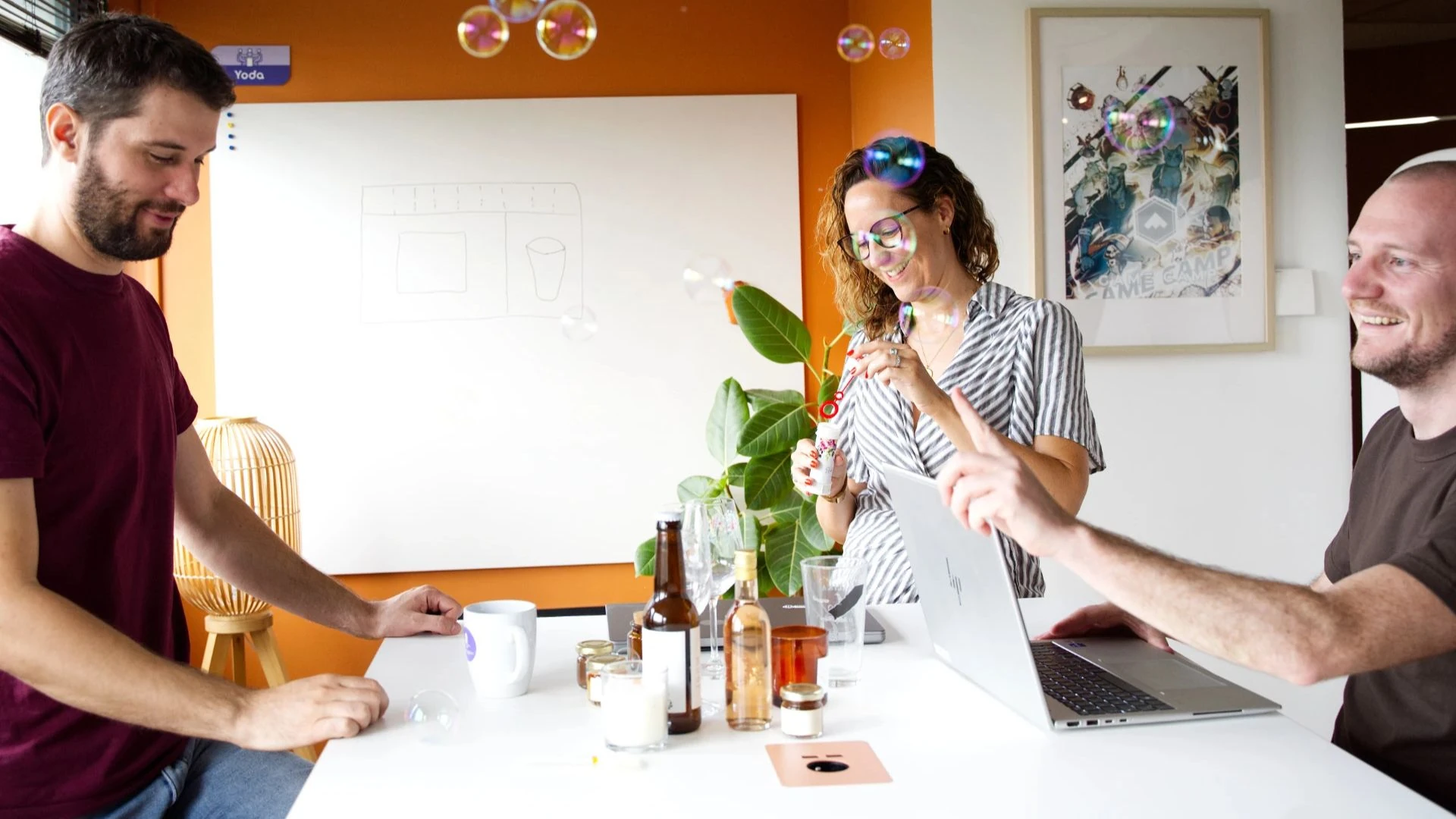 Equipe projet WanadevDigital en session de conception avec les produits Petit Mariage Entre Amis et le whiteboard de maquettes du configurateur