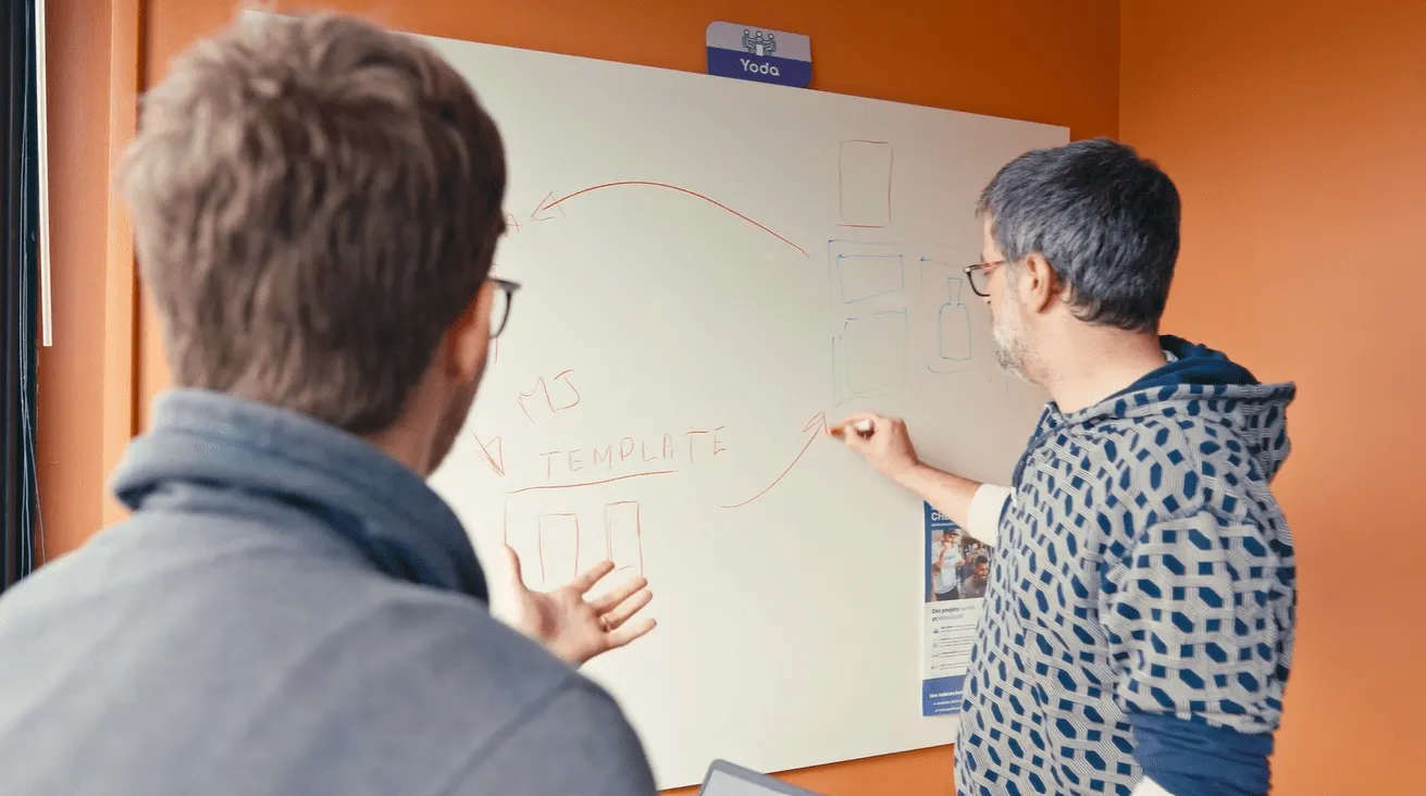 deux personnes de l'équipe WanadevDigital réfléchissent au back-office des configurateurs 3D de la marque La French Mousse