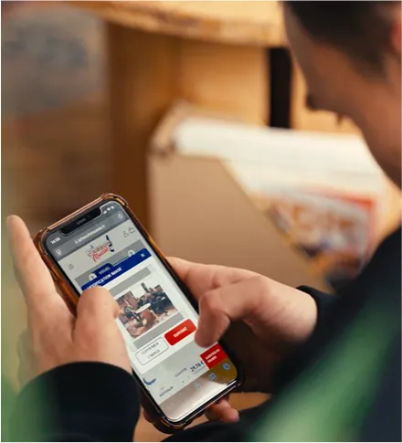 un membre de l'équipe WanadevDigital utilisant le configurateur 3D du site La French Mousse sur un iphone