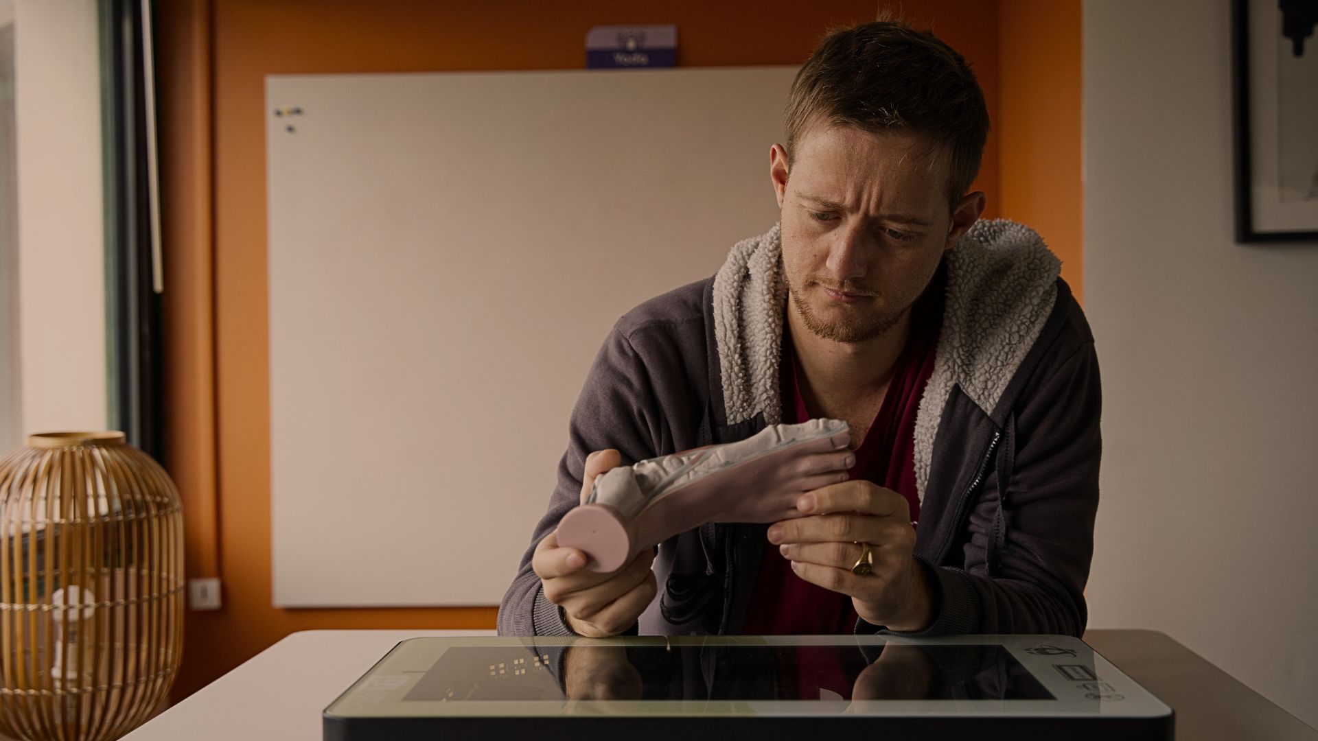 Photo d'un collaborateur qui analyse un faux pied