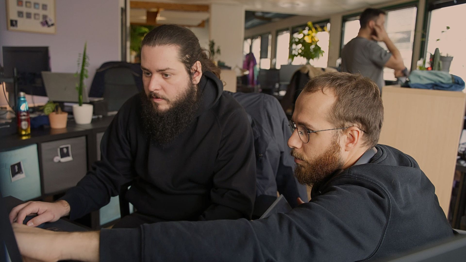 photo de 2 collaborateurs travaillant sur un pc